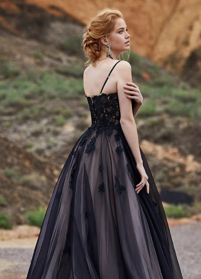 Vestido de novia negro con tirantes finos, apliques de encaje y corte en A